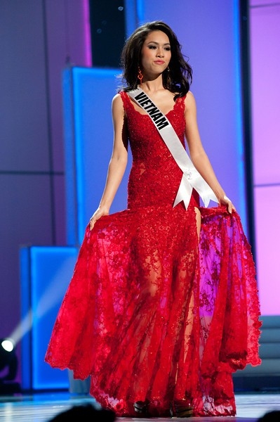9 tuyệt tác đầm dạ hội của các hoa hậu Việt ở Miss Universe
