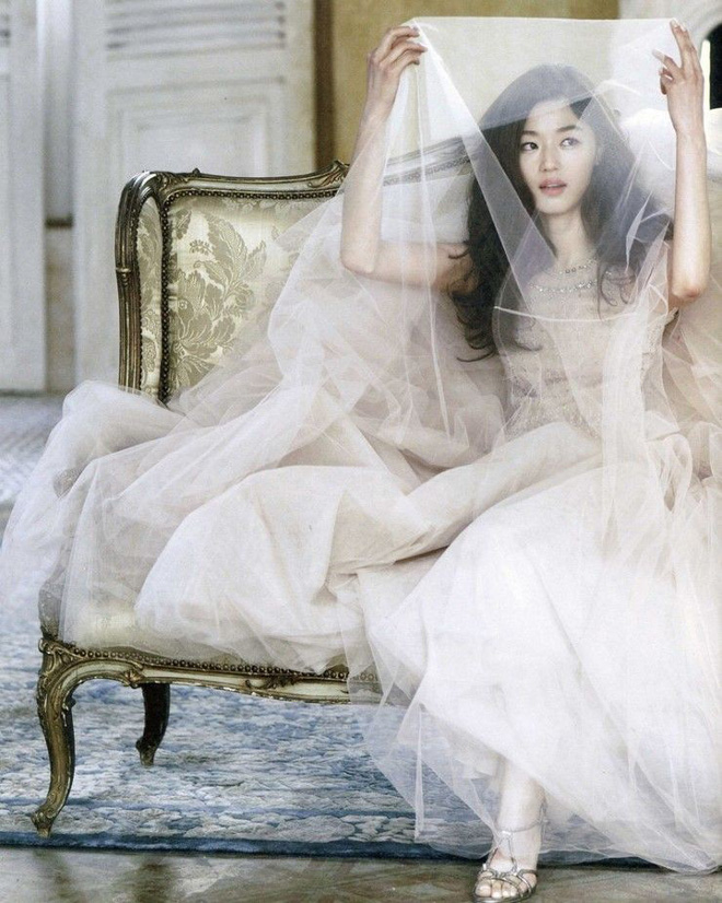 Ảnh cưới 6 năm trước của mợ chảnh Jeon Ji Hyun bất ngờ gây sốt