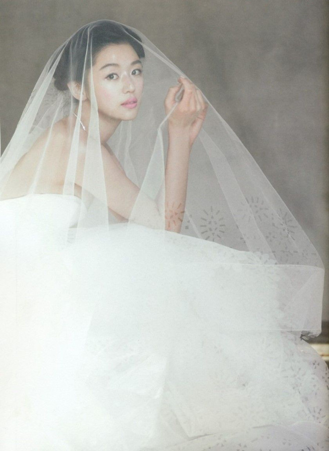 Ảnh cưới 6 năm trước của mợ chảnh Jeon Ji Hyun bất ngờ gây sốt