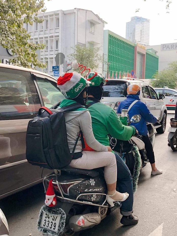 Ảnh vui tuần qua: Rịu tổ ong, 2 thanh niên đáng thương