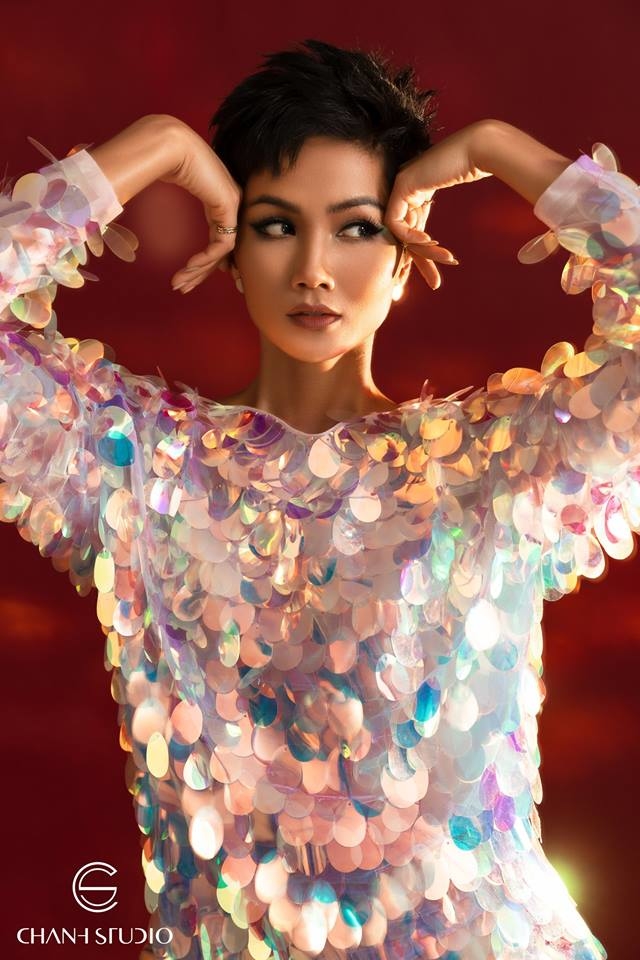 Bất chấp đụng hàng Bích Phương, H’Hen Niê vẫn quyến rũ “hớp hồn”