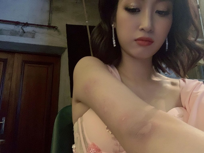 Bất chấp tất cả Đỗ Mỹ Linh vẫn hết lòng với kiểu váy áo táo bạo