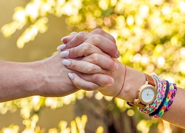 Cách nắm tay tiết lộ rõ mồn một mối quan hệ giữa bạn và người ấy