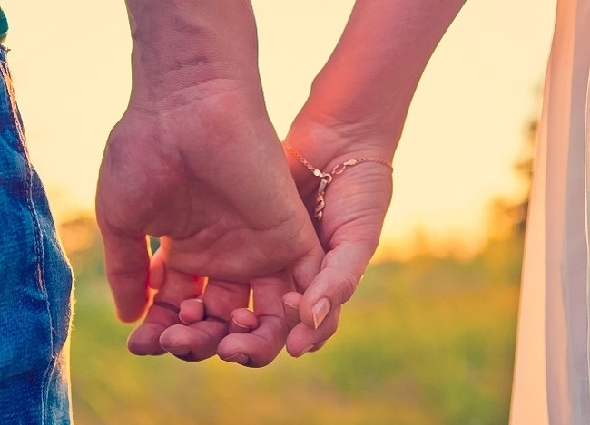 Cách nắm tay tiết lộ rõ mồn một mối quan hệ giữa bạn và người ấy