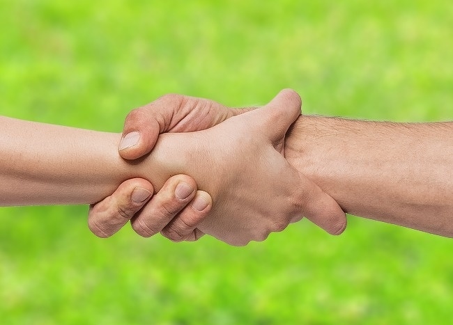 Cách nắm tay tiết lộ rõ mồn một mối quan hệ giữa bạn và người ấy