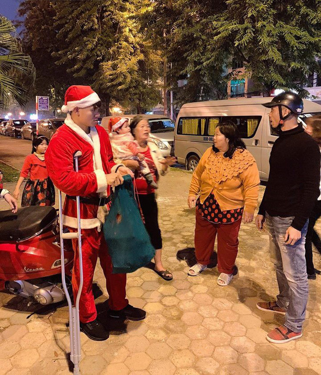 Cầu thủ Xuân Mạnh chống gậy hóa thành ông già Noel tặng quà các em nhỏ