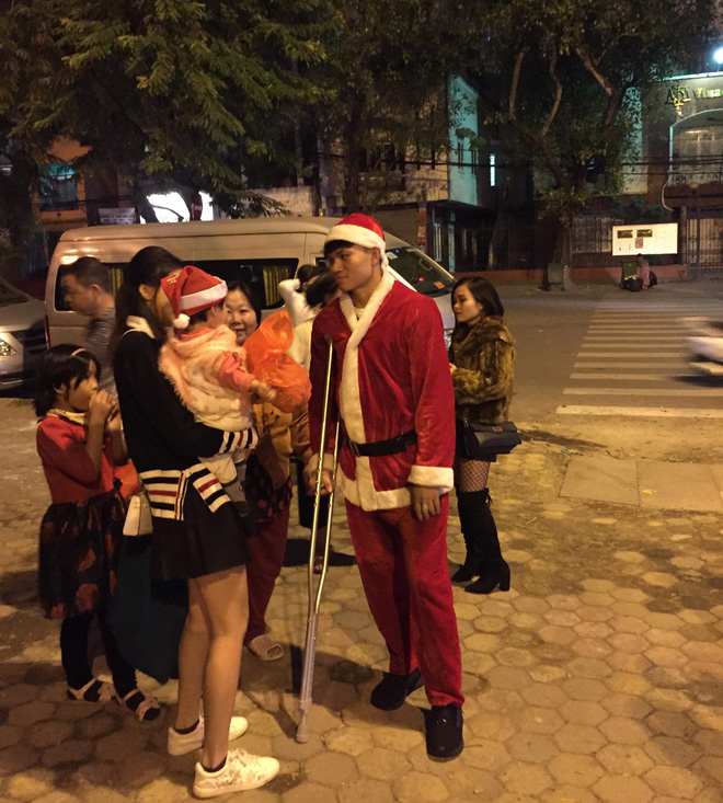Cầu thủ Xuân Mạnh chống gậy hóa thành ông già Noel tặng quà các em nhỏ