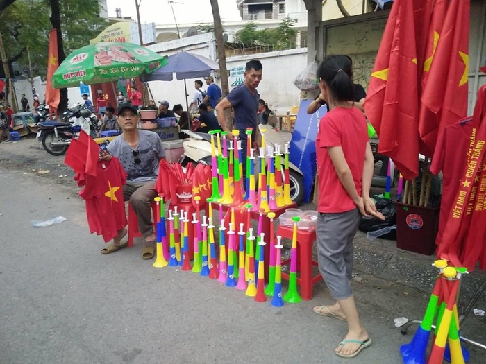 CĐV Việt Nam kêu gọi cấm kèn vuvuzela, tiến tới cổ vũ chuyên nghiệp