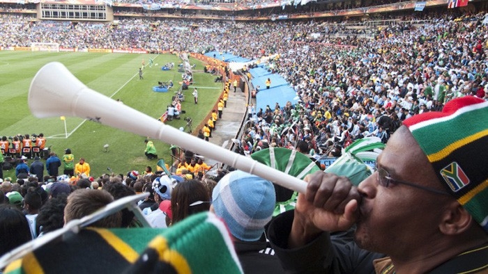 CĐV Việt Nam kêu gọi cấm kèn vuvuzela, tiến tới cổ vũ chuyên nghiệp