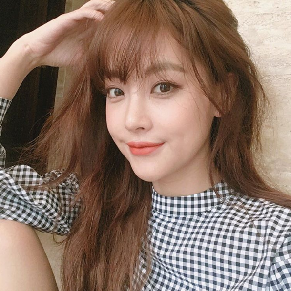 Chỉ cần tăm bông và chì kẻ mày là có ngay nụ cười má lúm siêu xinh