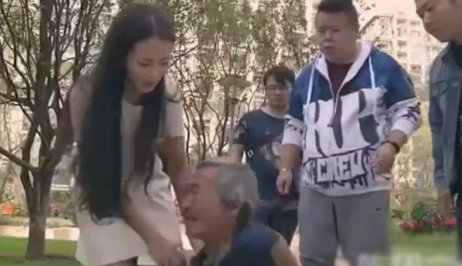 Con trai ế vợ, ông bố ra tay khiến gái xinh đồng ý làm con dâu