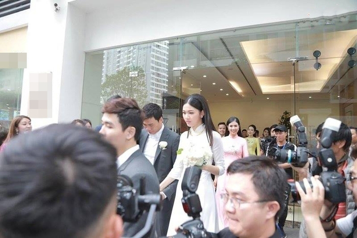 Dàn siêu xe cực hiếm trong lễ rước dâu của Á hậu Thanh Tú