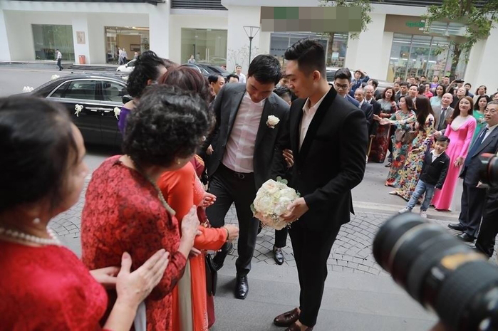 Dàn siêu xe cực hiếm trong lễ rước dâu của Á hậu Thanh Tú