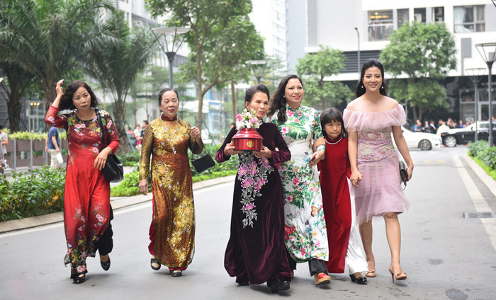 Dàn siêu xe cực hiếm trong lễ rước dâu của Á hậu Thanh Tú