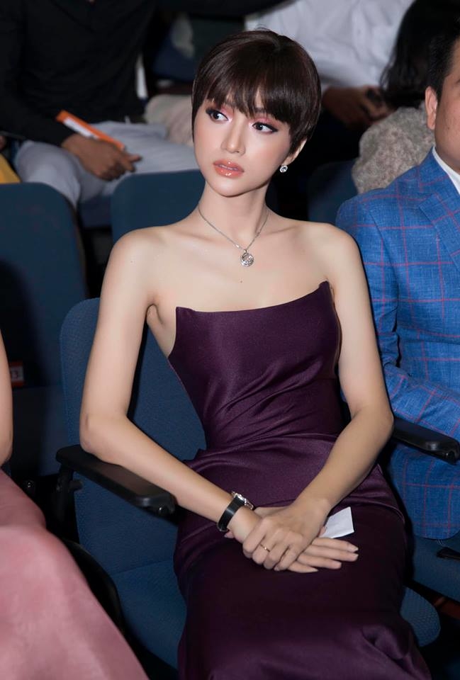 Đạt cảnh giới mới, kiểu tóc lẫn kiểu váy kén người vẫn không làm khó