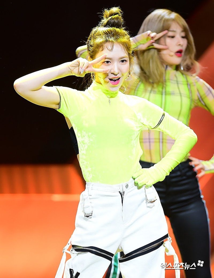 Stylist của Red Velvet bị chỉ trích vì cho nhóm mặc đồi xấu