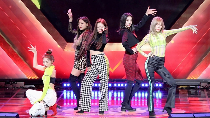 Stylist của Red Velvet bị chỉ trích vì cho nhóm mặc đồi xấu