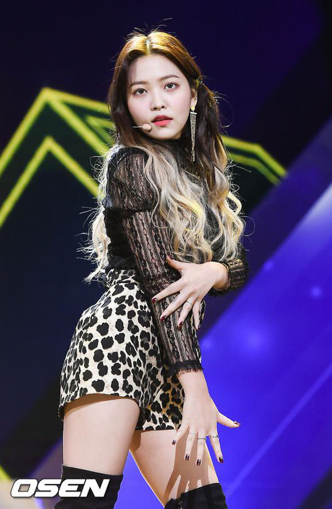 Stylist của Red Velvet bị chỉ trích vì cho nhóm mặc đồi xấu