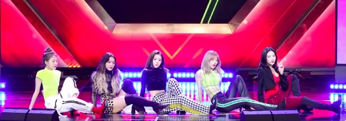 Stylist của Red Velvet bị chỉ trích vì cho nhóm mặc đồi xấu