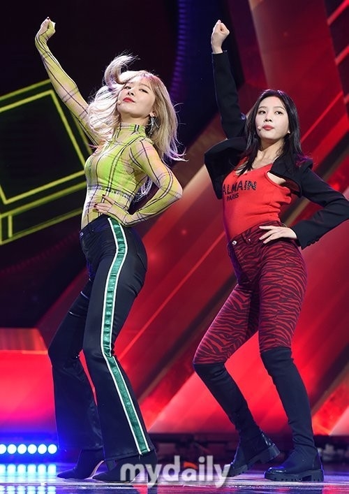 Stylist của Red Velvet bị chỉ trích vì cho nhóm mặc đồi xấu