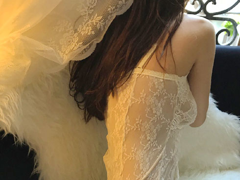 Diện đồ xuyên thấu: H’Hen Niê được khen tinh tế, Chi Pu bị ném đá