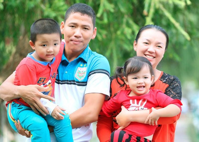 Đọ nhan sắc dàn hậu phương vững chắc của các lão tướng tuyển Việt Nam