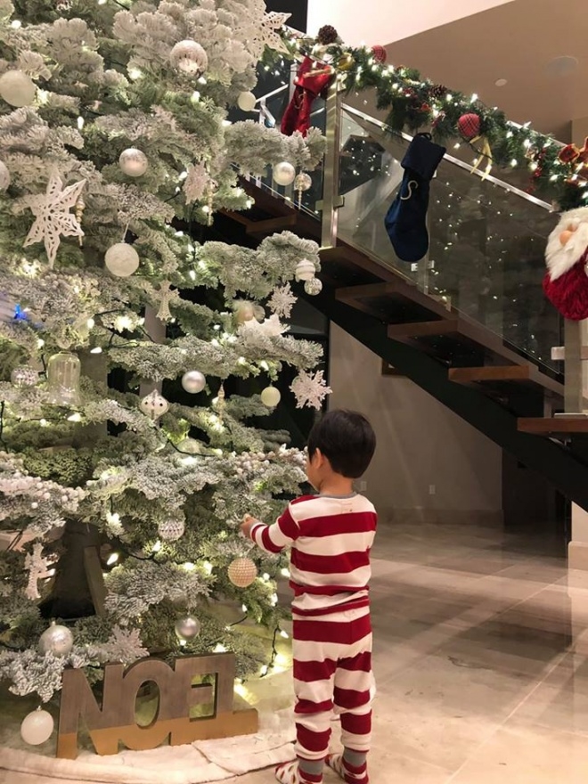 Dù bố vắng nhà, nhưng con trai Đan Trường vẫn giúp mẹ trang trí noel