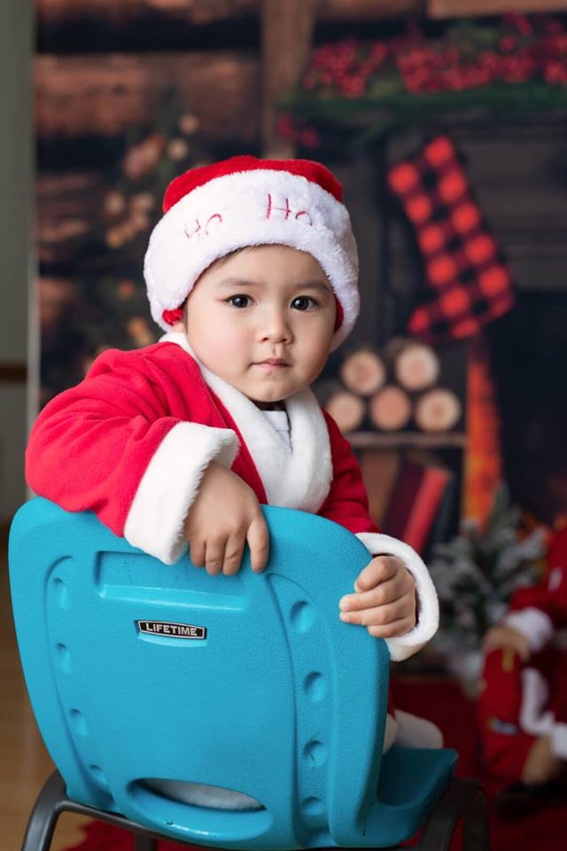 Dù bố vắng nhà, nhưng con trai Đan Trường vẫn giúp mẹ trang trí noel