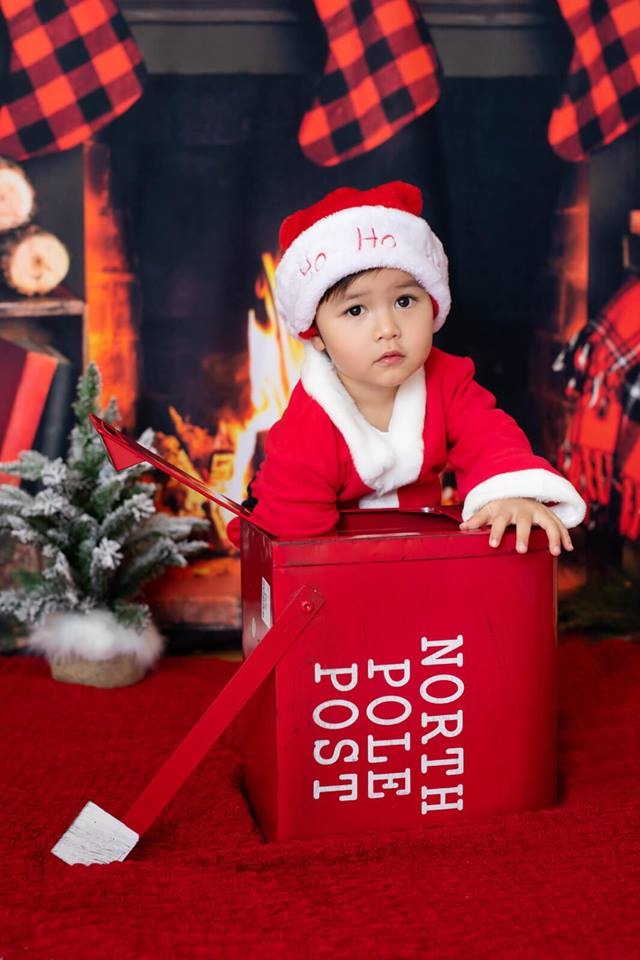 Dù bố vắng nhà, nhưng con trai Đan Trường vẫn giúp mẹ trang trí noel