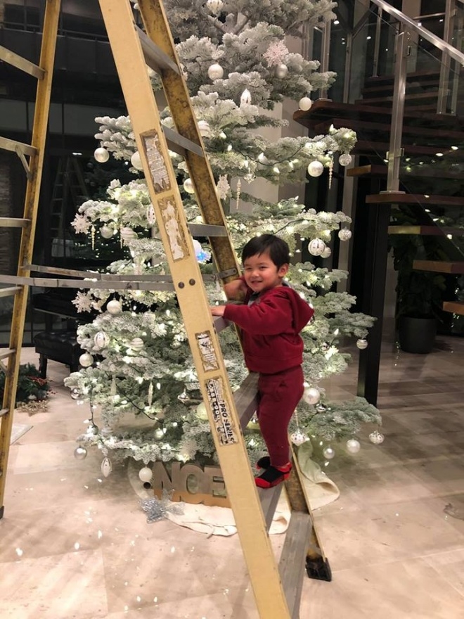 Dù bố vắng nhà, nhưng con trai Đan Trường vẫn giúp mẹ trang trí noel
