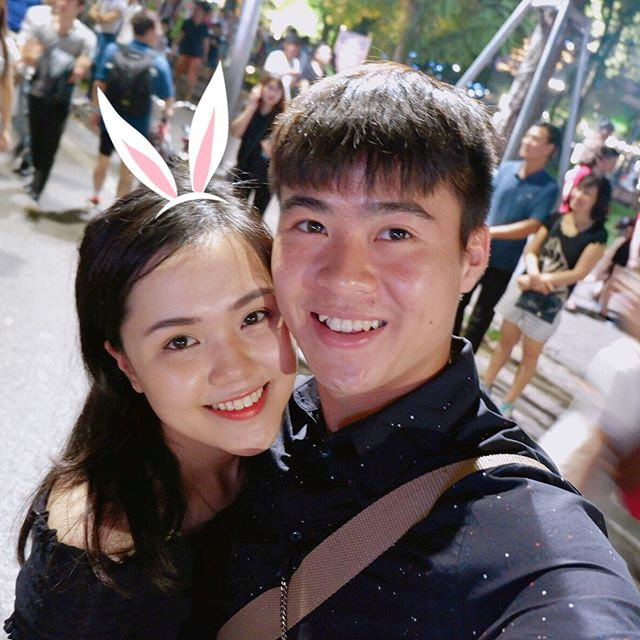 Duy Mạnh lên khán đài tặng huy chương cho bạn gái