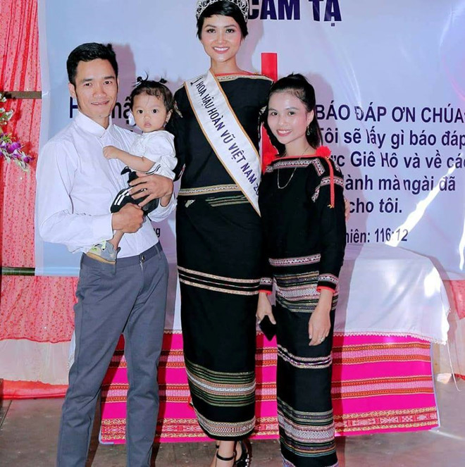 Em gái 23 tuổi tính cách trái ngược hoàn toàn của Hoa hậu H’Hen Niê