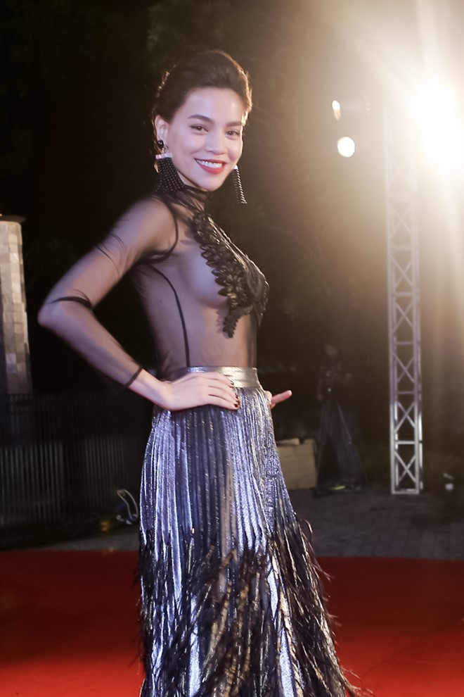 Hà Hồ xứng danh nữ hoàng “quên nội y” của showbiz Việt
