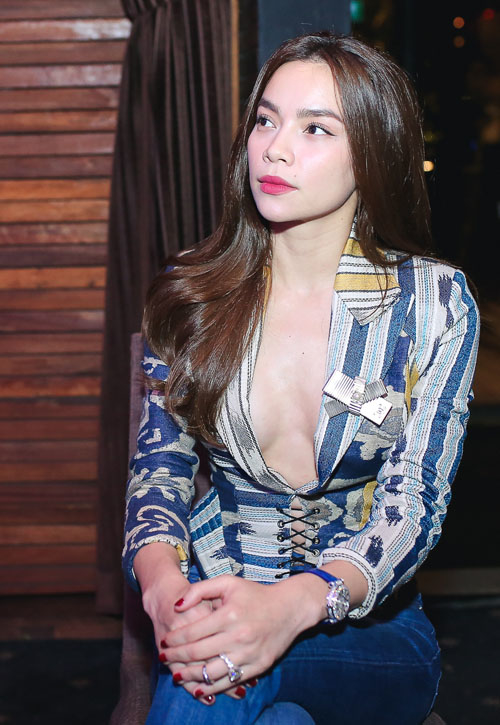 Hà Hồ xứng danh nữ hoàng “quên nội y” của showbiz Việt