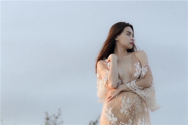 Hà Hồ xứng danh nữ hoàng “quên nội y” của showbiz Việt