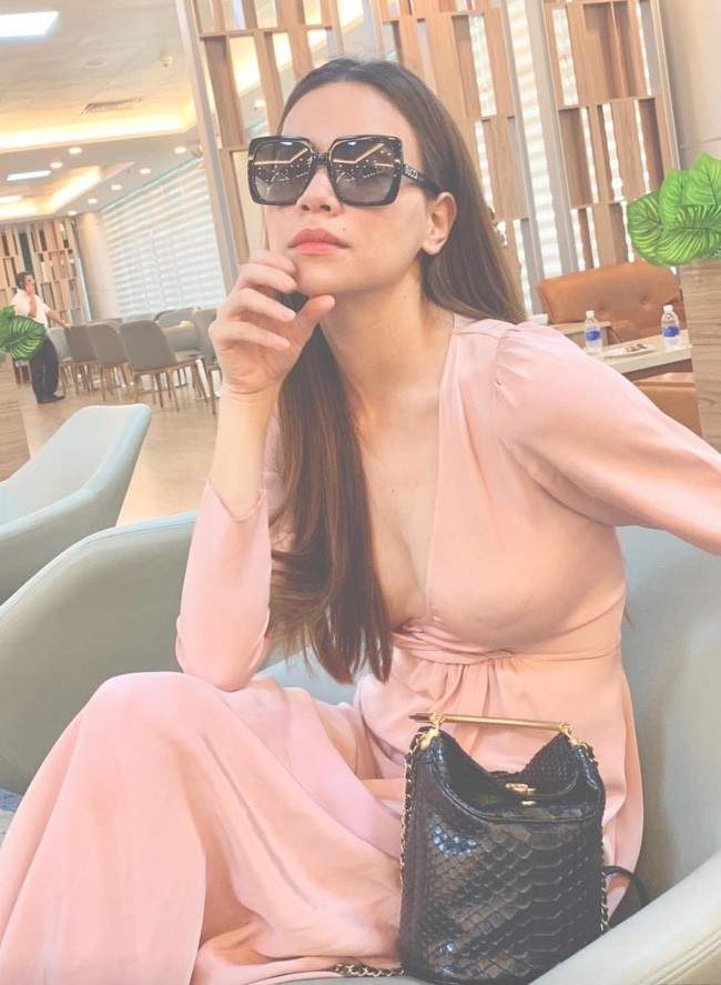 Hà Hồ xứng danh nữ hoàng “quên nội y” của showbiz Việt