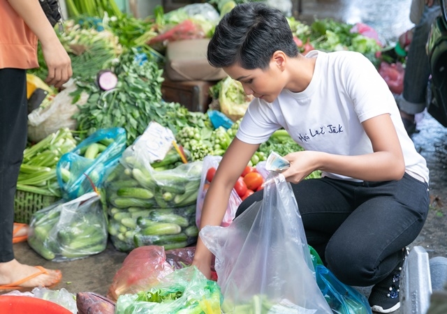Loạt ảnh minh chứng H’Hen Niê đích thị là nàng hậu bình dị, giản đơn