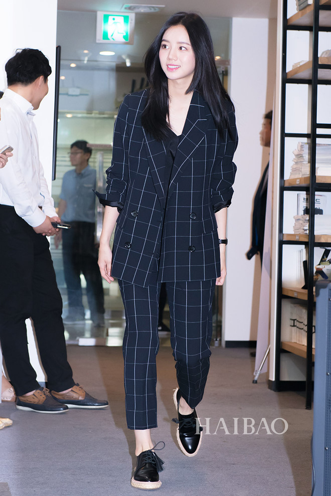 Mặc suit tưởng khó nhưng cứ áp dụng những tuyệt chiêu sau để mặc đẹp