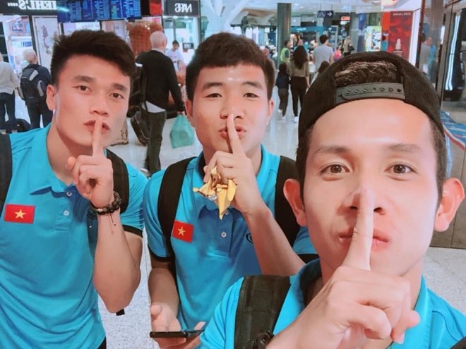 Xôn xao với biểu cảm nâng 1 ngón tay của cầu thủ tuyển Việt Nam