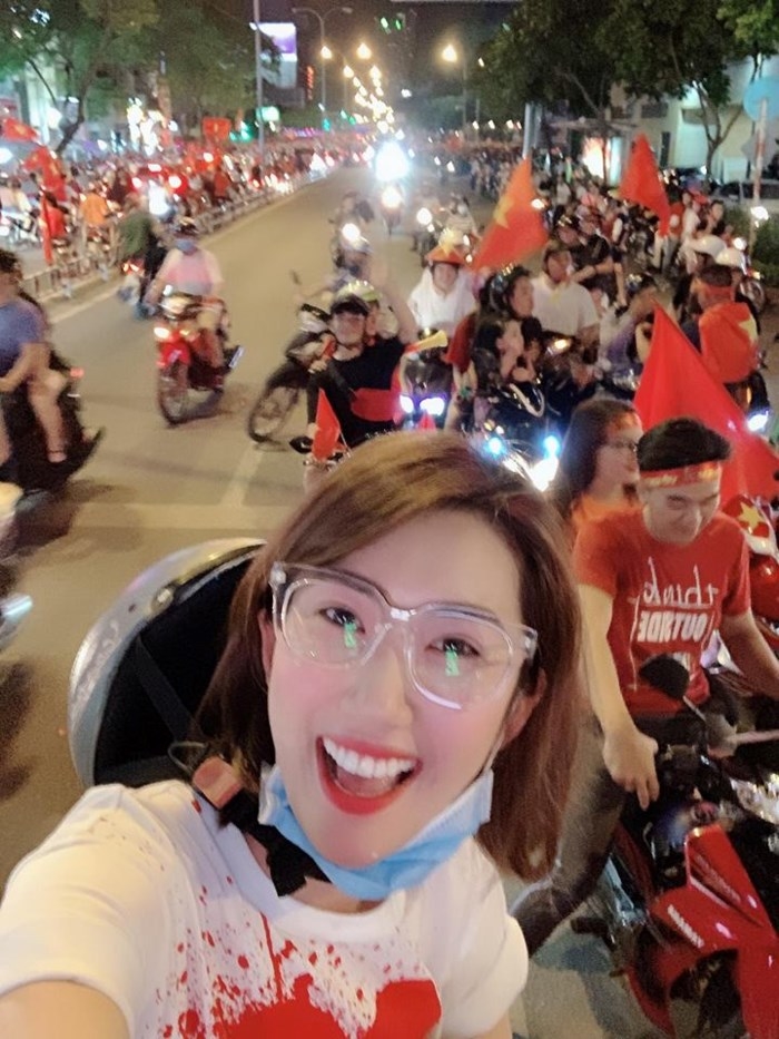 Muôn kiểu ăn mừng của dàn sao Vbiz khi tuyển Việt Nam vào chung kết