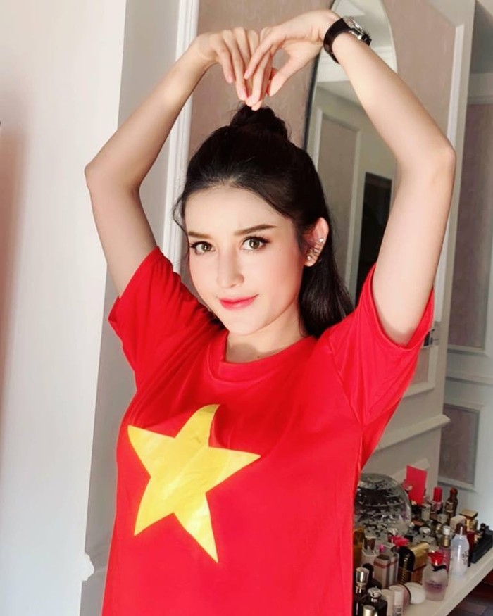 Muôn kiểu ăn mừng của dàn sao Vbiz khi tuyển Việt Nam vào chung kết