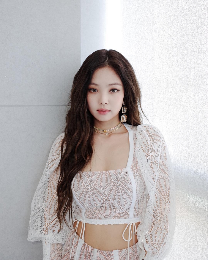 Nếu bạn còn đắn đo về thân hình của mình, thì hãy xem những hình ảnh của Jennie. Netizen đã không ngừng khen ngợi về vóc dáng nóng bỏng và hấp dẫn của cô nàng, hứa hẹn sẽ là nguồn động lực để bạn giữ phong độ tốt nhất của mình.
