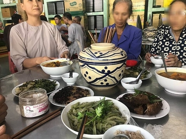Người đẹp xuống tóc đi tu 2 tháng đã bị tố giật chồng là ai?