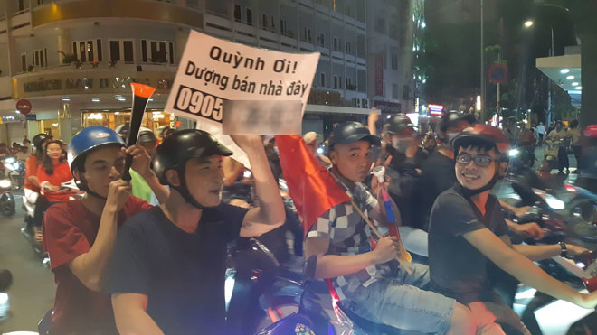 Người Sài Gòn dẫn theo khủng long chúa “đi bão” và nhiều trò kỳ dị