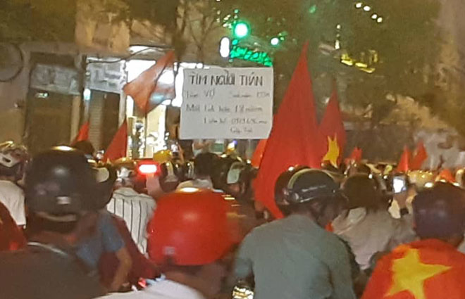 Người Sài Gòn dẫn theo khủng long chúa “đi bão” và nhiều trò kỳ dị