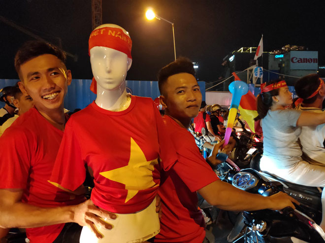 Người Sài Gòn dẫn theo khủng long chúa “đi bão” và nhiều trò kỳ dị