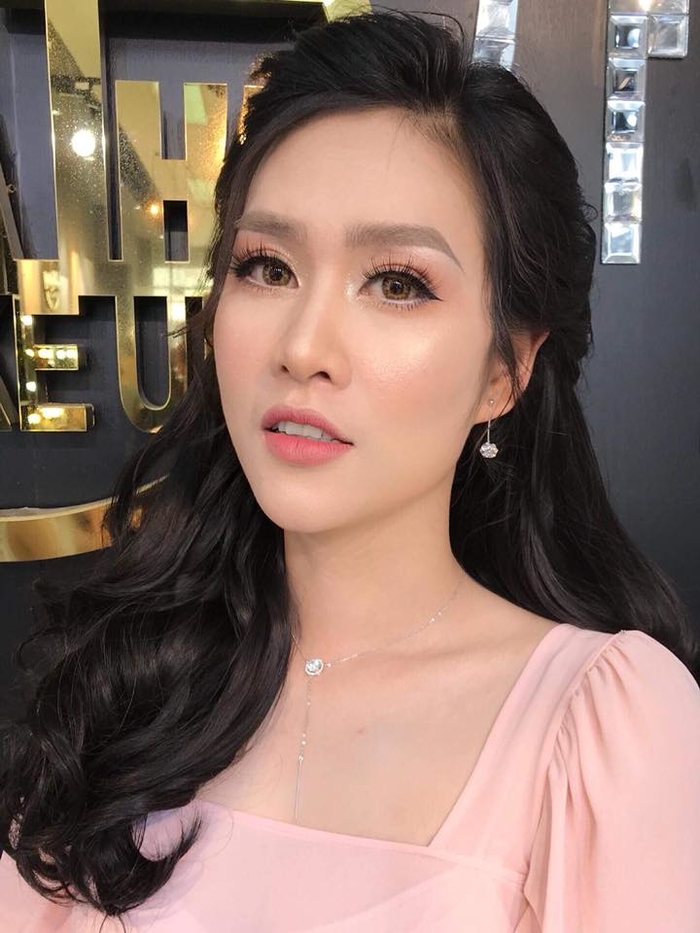 Nhin guong mat cua MC Minh Ha va loat sao Viet nay cu dan mang tu hoi day la ai
