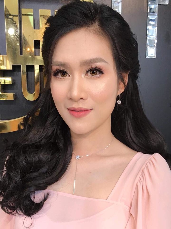 Nhin guong mat cua MC Minh Ha va loat sao Viet nay cu dan mang tu hoi day la ai