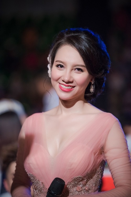 Nhin guong mat cua MC Minh Ha va loat sao Viet nay cu dan mang tu hoi day la ai