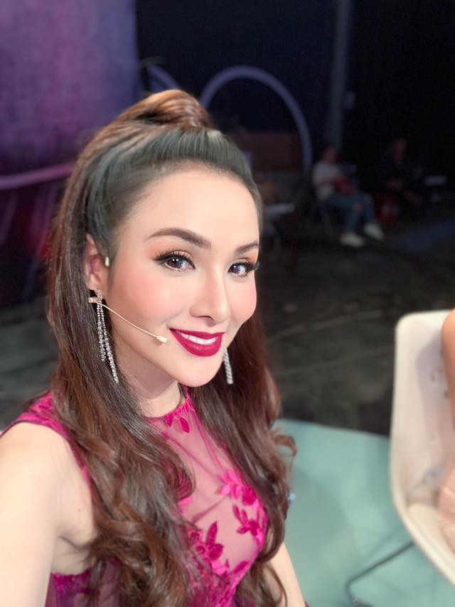 Nhin guong mat cua MC Minh Ha va loat sao Viet nay cu dan mang tu hoi day la ai
